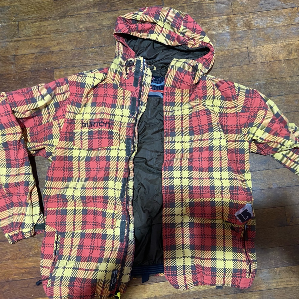 Snowboarding/skiing jacket in a men’s size medium. Used twice!